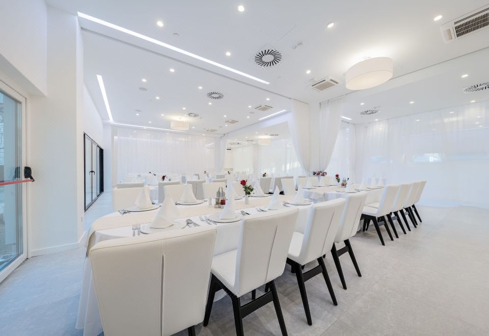 호텔 가든 힐의 모던하고 넓은 침실 인테리어