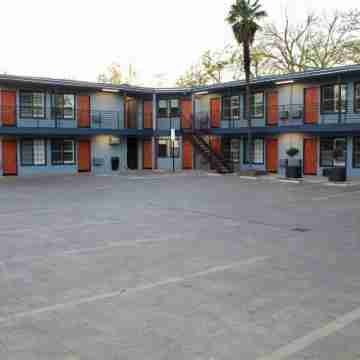 The Vine Inn Davis Hotel Exterior