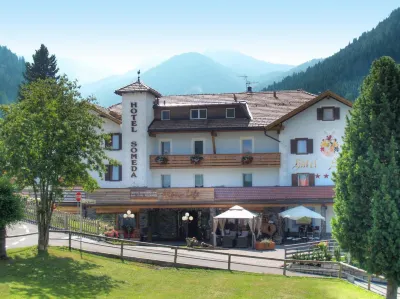 索梅達高山生活飯店 Antico Rione Di Moena附近的飯店