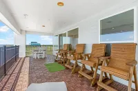 Beautiful Oasis on the Bay! Gorgeous Views, Great Fishing and Pool Access! Hotels in Palacios