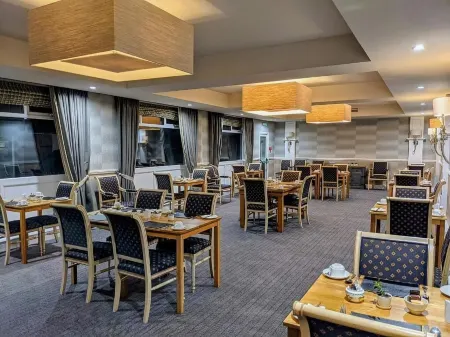 The Wildings Hotel & Tudno's Restaurant Отели рядом с достопримечательностью «Mostyn Street»