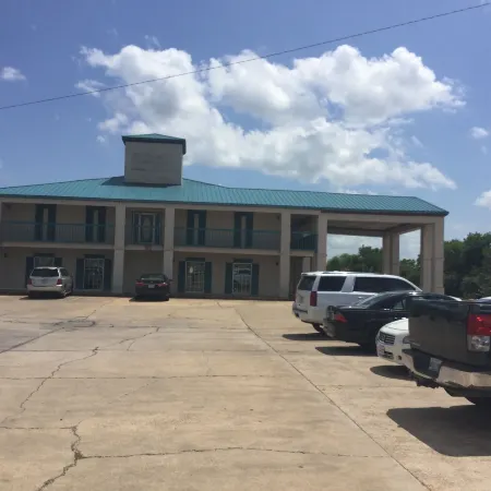 Deluxe Inn & Suites