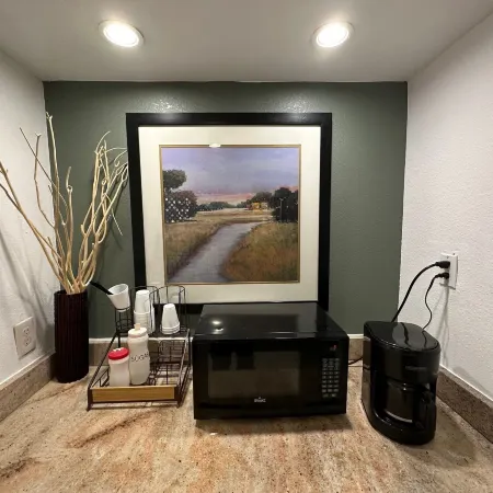 Desert Sands Inn & Suites
