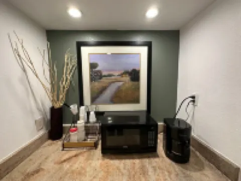 Desert Sands Inn & Suites