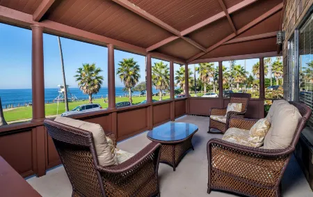 Pantai Inn Отели рядом с достопримечательностью «Шелл Бич»