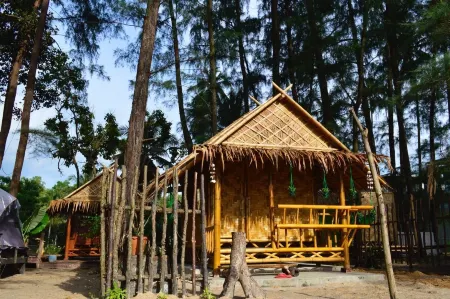 Micky Monkey Beach Hotel Phuket Maikhao Thailand Отели рядом с достопримечательностью «Sai Kaew Beach»