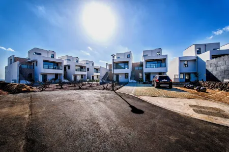 SBS Love Pension Отели рядом с достопримечательностью «Yongmeori Coast»