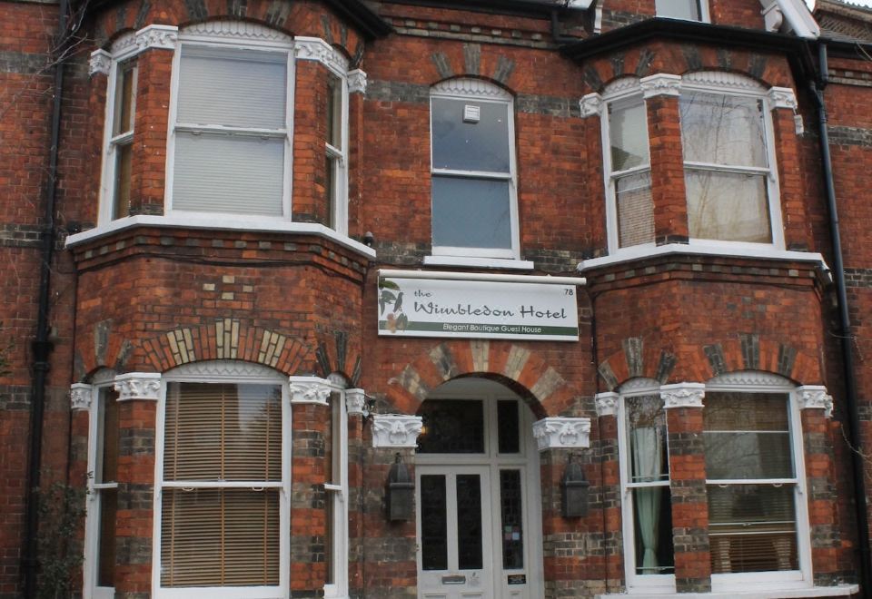 2. 더 윔블던 호텔..