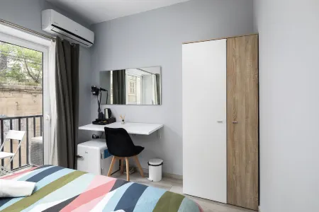 Modern Ensuite Rooms Near Balluta Bay Отели рядом с достопримечательностью «Залив Спинола»