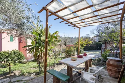 Alla Casa Rosa, Peaceful Apartment Surrounded by Greenery with Free Parking, WiFi & Air Conditioning