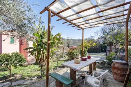 Alla Casa Rosa, Peaceful Apartment Surrounded by Greenery with Free Parking, WiFi & Air Conditioning