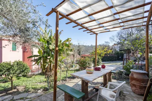 Alla Casa Rosa, Peaceful Apartment Surrounded by Greenery with Free Parking, WiFi & Air Conditioning Hotels in Camogli