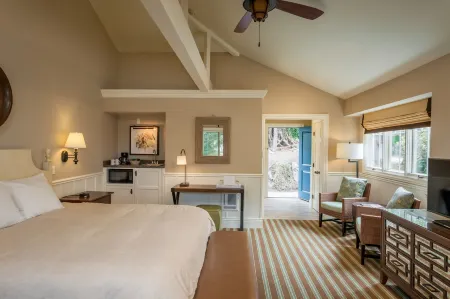 Lighthouse Lodge & Cottages Отели рядом с достопримечательностью «Асиломар Бич Вью»