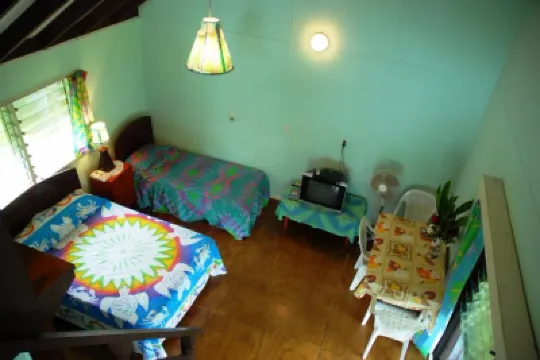 Gina's Garden Lodges Hotels near Teking Lagoon Cruises