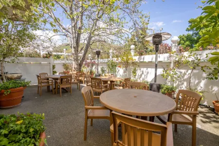 Apple Farm Inn Отели рядом с достопримечательностью «Государственный университет Калифорния Политекник»