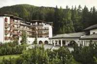 Hotel Waldhuus Hotels near Lake Davos