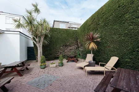 The Queens Hotel Отели рядом с достопримечательностью «Splashdown Quaywest»