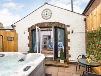 Cottage - Sleeps 3 Hot Tub & Pet Friendly Hotels in Brampton