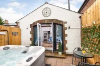 Cottage - Sleeps 3 Hot Tub & Pet Friendly Hotels in Brampton