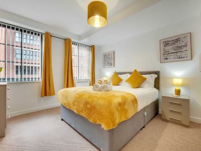 Charltons Bonds Apartments 1A by Week2Week