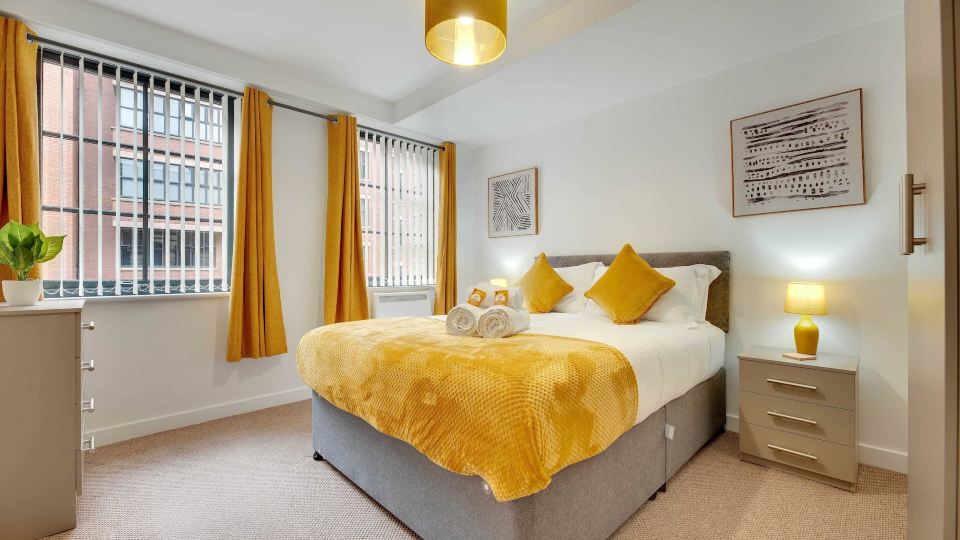 Charltons Bonds Apartments 1A by Week2Week