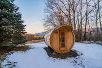 Le Chalet: Modern Design, Mountain views, Chef's Kitchen, Sauna & Hot Tub