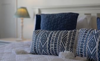 Ruby Cottage - Beachside Cottage with Views