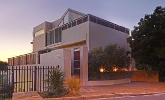 Sea View 3bed Apt w Pool Near Beaches Glen Sunsets