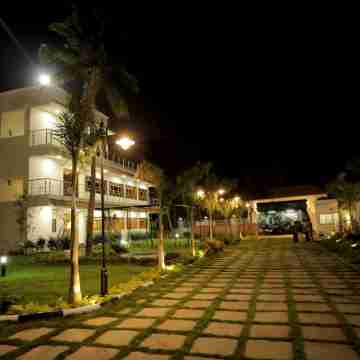 Lee Crysstal Hotel Exterior