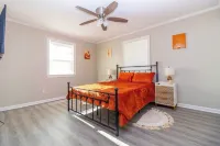 Boho Retreat that sleeps 10, 3bd 2bath centrally located to Ft. Moore and CSU