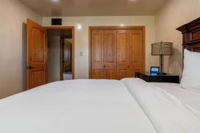 Elegant 3-bedroom Cozy house in lovely Santa Fe with Security Gate on property Hotels near Santa Fe Place Mall