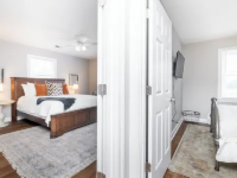 Bourbon Trail! Prime Location, Amenities & Sauna! Hotels in Versailles