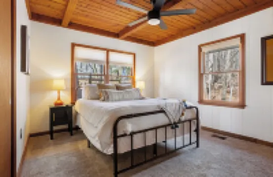 Woodland Cottage - Stunning Views - Wine Country - 20 mins to Downtown