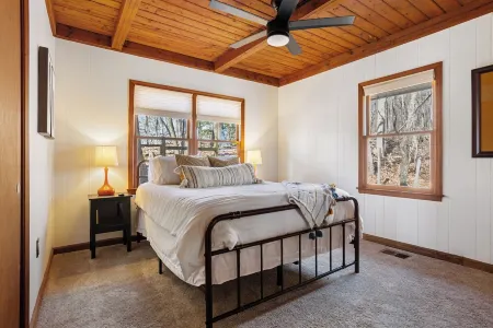 Woodland Cottage - Stunning Views - Wine Country - 20 mins to Downtown