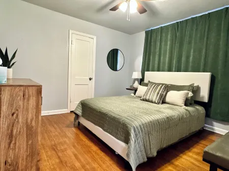 3-bedroom house, Pet Friendly with High Speed Internet, in Cozy Amarillo Отели рядом с достопримечательностью «Amarillo Museum-Natural History»