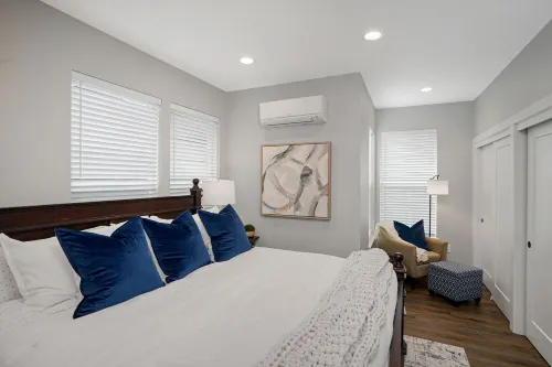 New 2 Bd Luxury Townhouse- King Bed, Downtown, near Hospital, Close to Wineries