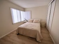 Newly renovated 3 bdr home. Just 15 min to the beach, 24 hour pancakes & SpaceX. Hotels in Del Aire