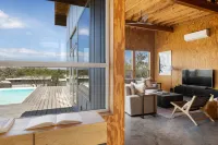 Lazo House - A Riverfront Retreat Отели в г. Ллано