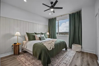Rivers & Ridges Basecamp – Stylish 3BR Townhome Near Adventure & Wineries!
