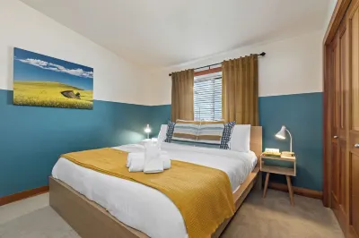 Westside Den Hotels near Log House Museum