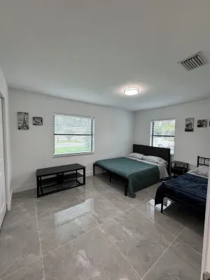 Charming 4-bedroom house with WiFi, pool, fitness room in peaceful Boynton Beach