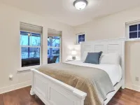 Dover Dreamin’ – Lake Life starts here! 3BD, 3BA Retreat, Steps from the Water Hotels in Dover