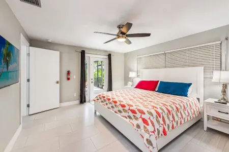 Stunning Home, 5 min Walk To Beach and JW Marriott Отели рядом с достопримечательностью «Hideaway Beach»