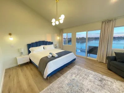 Pacific Beach Bayfront w/Captivating Views 5BR/5BA, Hot-Tub, Fire Table, BBQ, AC