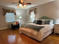 Spacious 5-bedroom house with WiFi and AC in charming Martinsville Các khách sạn gần Hooker Field