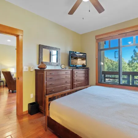 3-bedroom Penthouse in the Village/ walk to the Gondola/ top floor.