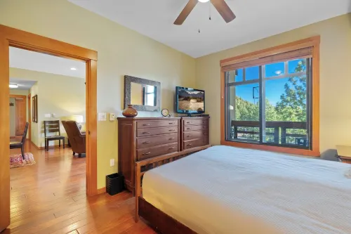 3-bedroom Penthouse in the Village/ walk to the Gondola/ top floor.