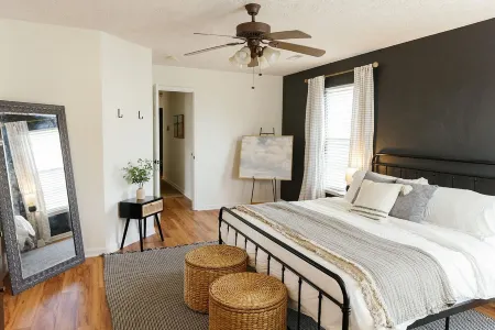 "The Dawning House" - Peaceful Modern Stay w/ Yard