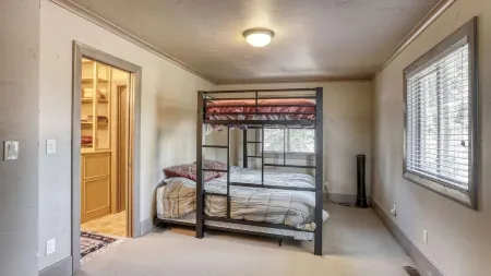 Charming 3-bedroom chalet right off the ski slopes!