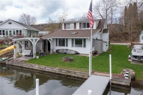 Charming 2-bedroom cottage on Loon Lake